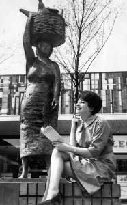 Statue by Hans Scharz deplicting a roman market woman at The Forum Shopping Centre