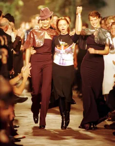 Stella McCartney and Eva Herzigova March 1999 with Fernanda at Paris Fashion Week