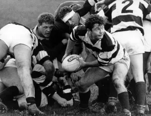 Stratfords Paddy Manning passes. 30th October 1990