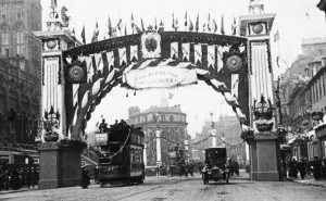 00905 Prints: Street Scene in Edinburgh welcoming their Majesties King George V