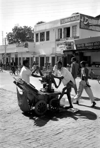 00058 Prints: Street Scenes in an Indian City. February 1968 Y01671-002