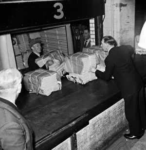 01284 Prints: After a strike lasting nearly four weeks Britains national newspapers resumed