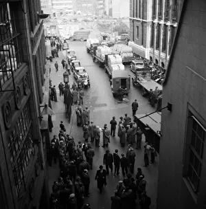 01284 Prints: After a strike lasting nearly four weeks Britains national newspapers resumed
