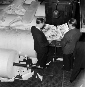 01284 Prints: After a strike lasting nearly four weeks Britains national newspapers resumed
