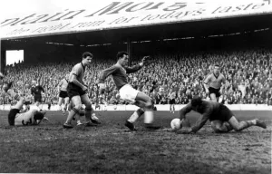 Dive Prints: striker Derek Tapscott watched by Evertons Brian Labone - 9th Dec 1961