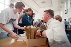 00986 Prints: Students receiving their A Level results at Wearside Colleges Bede Centre