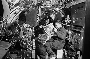 01475 Prints: Submariners, pictured reading the Daily Mirrors Good Morning Newspaper