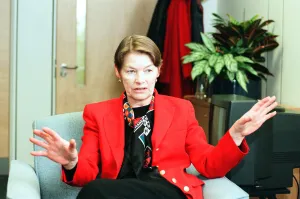 00371 Prints: Sue Carroll, Daily Mirror Columnist interviews Glenda Jackson Labour MP & junior