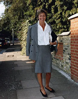 Sue Lawley TV Presenter leaves London home September 1990 A©mirrorpix