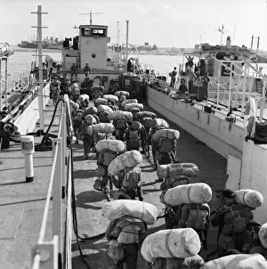Kit Bags Prints: Suez Crisis 1956 850 soldiers of the 1st Bt Royal Fussiliers preparing to embark