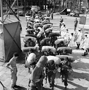 00173 Prints: Suez Crisis 1956 850 soldiers of the 1st Bt Royal Fussiliers preparing to embark