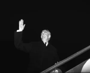 00157 Prints: Suez Crisis 1956 Anthony Eden leaving Britain for a holiday in Jamaica