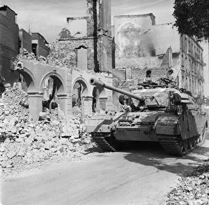 Suez Crisis 1956 A Centurion tank lends support to Commando troops who are carrying