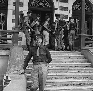News Prints: Suez Crisis 1956 Daily Mirror photographer Frank Woods with Commando troops who are