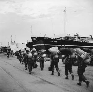Explosions Prints: Suez Crisis 1956 The first British troops to leave Port Said under the withdrawal