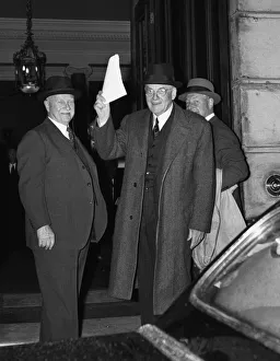 00174 Prints: Suez Crisis 1956 John Foster Dulles arrives at the Suez Conference at Lancaster