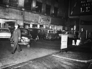 00174 Prints: Suez Crisis 1956 Lines of cars queueing outside a petrol station show the severity