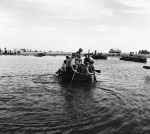 Suez Crisis 1956 Men of the Argyll and Sutherland Highlanders heading out into