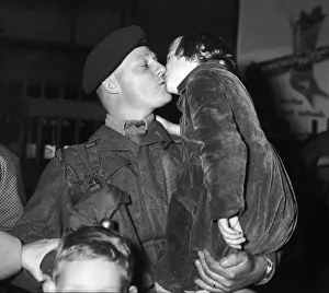 00174 Prints: Suez Crisis 1956 A soldier of the 16th Independent Parachute Regiment says farewell