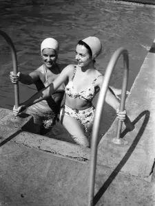 As the summer heatwave hits central London, Londoners flock to the Oasis Lido to cool off