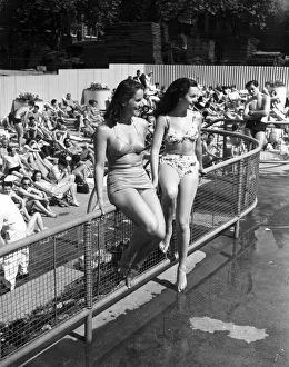 00967 Prints: As the summer heatwave hits central London, Londoners flock to the Oasis Lido to cool off