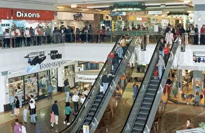 Images Dated 19th September 1994: Sunday shoppers in Halle Mall, The Arndale Centre, Manchester. 19th September 1994
