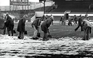 Images Dated 2nd February 1976: Sunderland Associated Football Club - Sunderlands ground staff clearing snow at