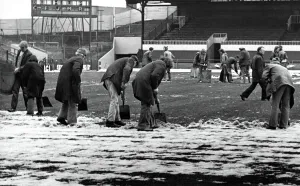 Sunderland Associated Football Club - Sunderlands ground staff clearing snow