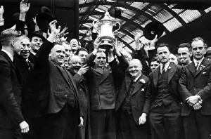 00247 Prints: Sunderland Football team Leaving Kings Cross after winning the FA Cup