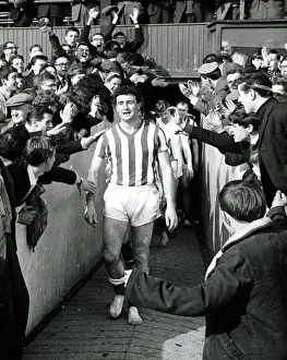 00237 Prints: Sunderland v Charlton Football April 1964 Captain Charlie Hurley minus football