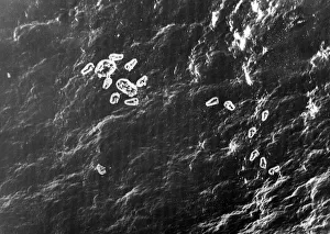 01452 Prints: Survivors of a sunken U-boat in one-man dinghies while others crowd into two larger rafts