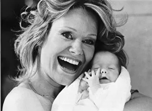 00149 Prints: Susanna Leigh actress gives birth to baby Natalia September 1981