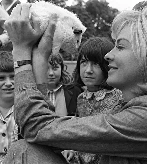 Susannah York with pet guinea pig and children on the set of the film Scruggs