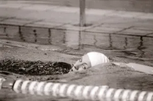 00015 Prints: Swimmer Sharron Davies seen here training at the swimming pool in Moscow before her heat