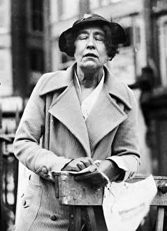 Suffragettes Prints: Sylvia Pankhurst speaking at a No More War movement meeting held at the Bull Ring in