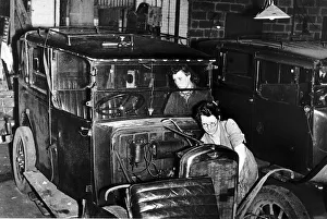 00153 Prints: Taxis being repaired by women at the London General Cab Company during WW2 1944