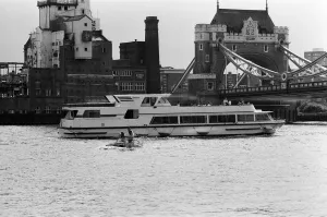 00967 Prints: Television presenter Peter Duncan in a VW Beetle car in the River Thames