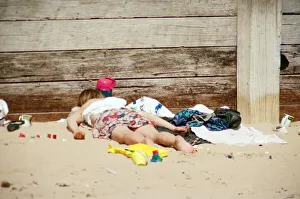 00653 Prints: As temperatures rise at last the people of Teesside cast off those winter woolies