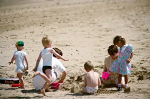 00653 Prints: As temperatures rise at last the people of Teesside cast off those winter woolies