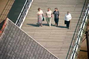 00653 Prints: As temperatures rise at last the people of Teesside cast off those winter woolies