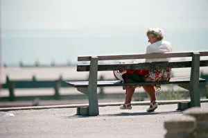 00653 Prints: As temperatures rise at last the people of Teesside cast off those winter woolies