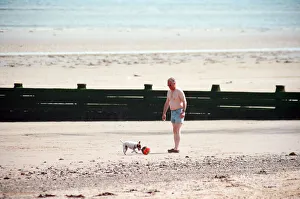 00653 Prints: As temperatures rise at last the people of Teesside cast off those winter woolies