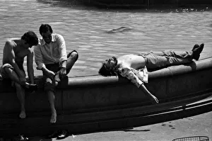 00976 Prints: The temperatures rose again today in London and pavements became hotter and hotter