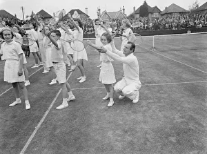 00122 Prints: Tennis Fred Perry coaches children from the Surbiton High School