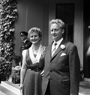 Tennis wedding - Miss Violette Rigollet of Switzerland and Count Aluensleben. D3366