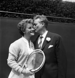 Tennis wedding - Miss Violette Rigollet of Switzerland and Count Aluensleben. D3366