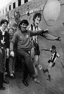 01020 Prints: Terry McDermott, Newcastle United player at Killingworth play area to sign a wall mural