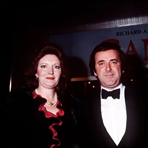 00503 Prints: Terry Wogan TV Presenter with wife at the premiere of Gandhi Dbase MSI