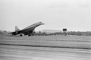 01159 Prints: Test flight of the British built Concorde prototype 002 over the Bay of Biscay