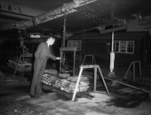 Testing the D. H Comet airframe for effects of pressurising and de pressurising the cabin